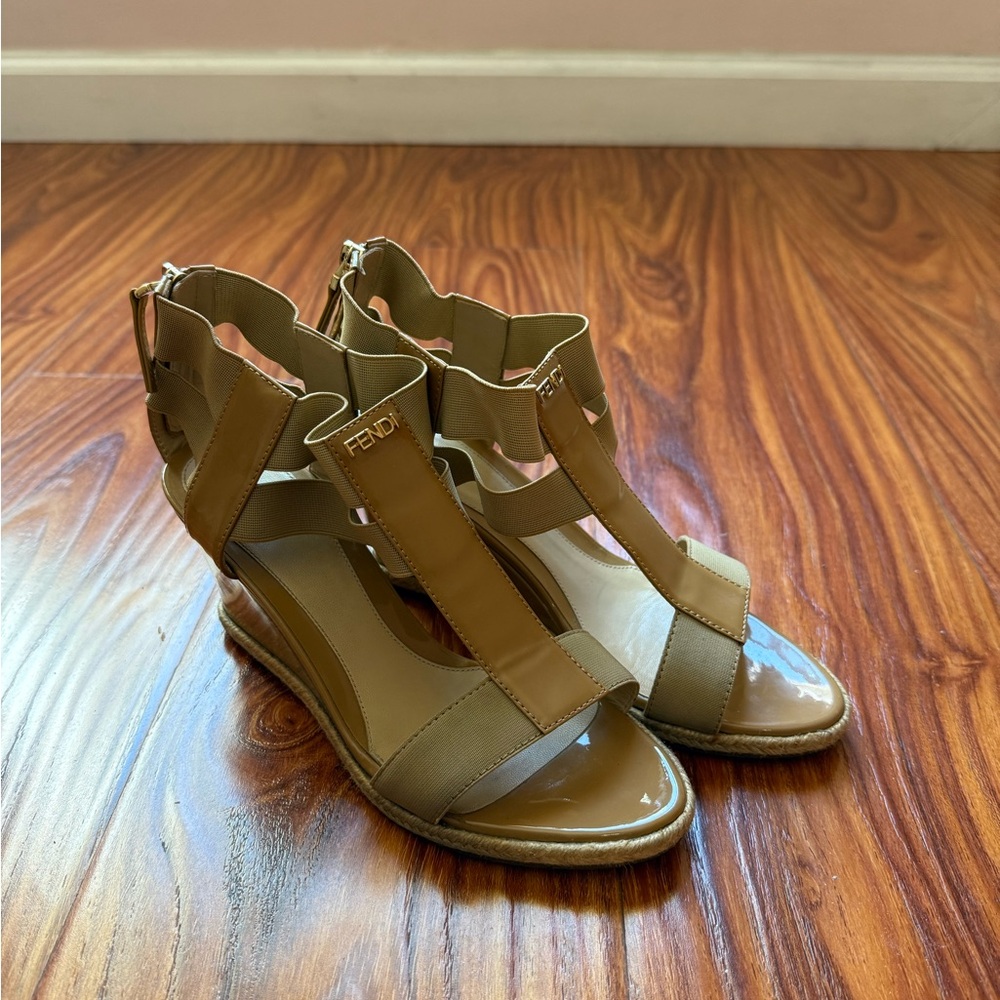 FENDI BEIGE PATENT LEATHER & ELASTIC FABRIC CARIOCA WEDGE ESPADRILLE SANDALS US6